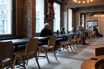 Mange sitteplasser langs vinduene på Kulturhuset i Oslo