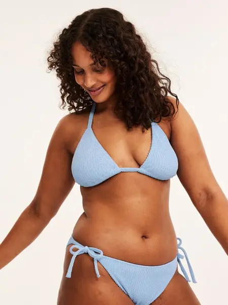 Dame med lyseblå bikini