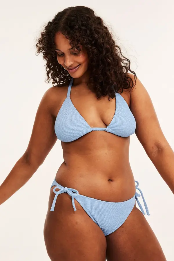 Dame med lyseblå bikini