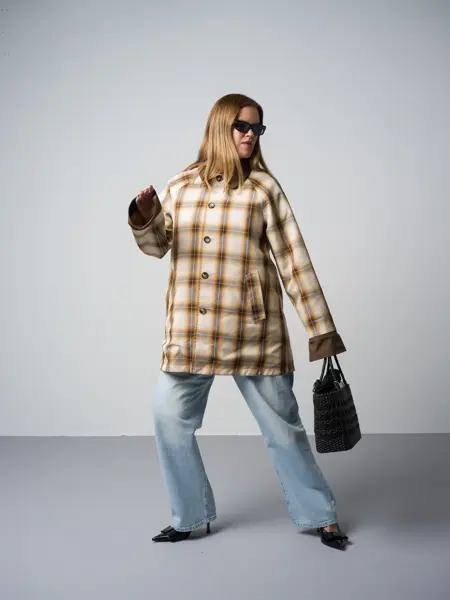 Olivias Verden trenchcoat 2199 Levis jeans 1349 Accessorize øredobber 89 Optiker G Krogh Prada solbriller 5270 The Vibe veske 2900 Scorett pumps 2000-12