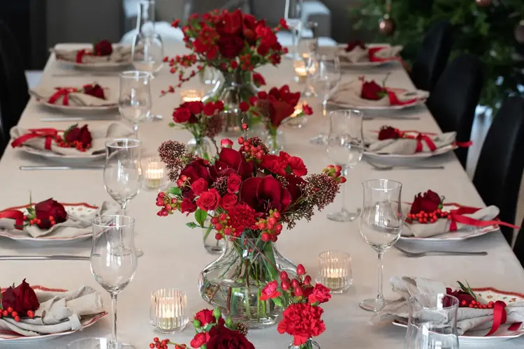 Dekk et vakkert bord med blomster og julepynt fra Mester Grønn. 