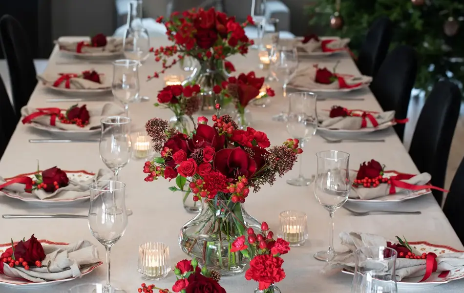 bord dekket med blomster fra Mester Grønn