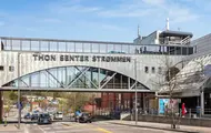 Thon Senter Strømmen fasade, logo på bro mellom bygninger.