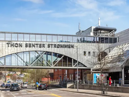 Thon Senter Strømmen fasade, logo på bro mellom bygninger.