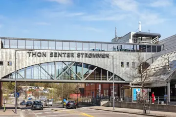 Thon Senter Strømmen fasade, logo på bro mellom bygninger.