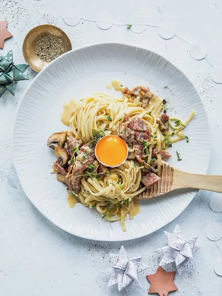 Pasta carbonara på en tallerken