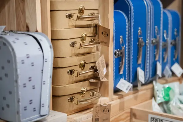 Utvalg av små kofferter i forskjellige farger