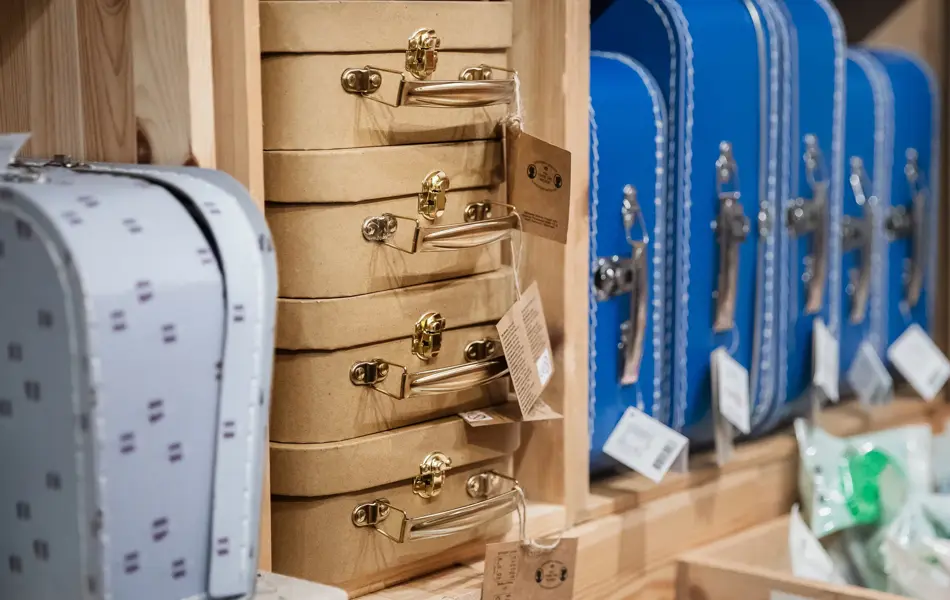 Utvalg av små kofferter i forskjellige farger