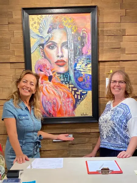 Anne Margrethe og Merete ved et maleri