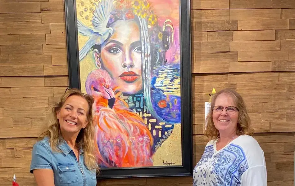 Anne Margrethe og Merete ved et maleri