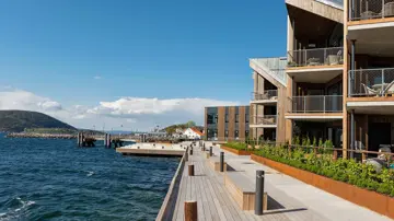 Bildet viser fasaden på boligprosjektet Lehmanns Brygge i Drøbak.