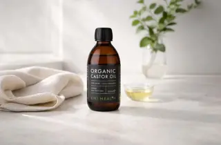 En flaske med organisk kastor olje fra Kiki Health.