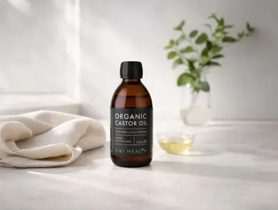 En flaske med organisk kastor olje fra Kiki Health.