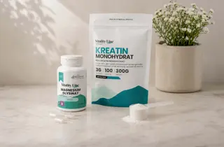 To produkter fra Vitality Line står på en kjøkkenbenk med en potte med blomster.