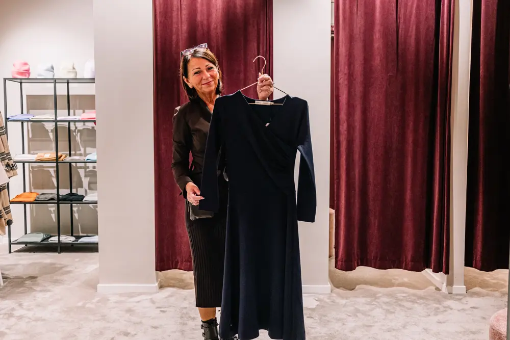 Siv Personal Shopper som viser frem plagg