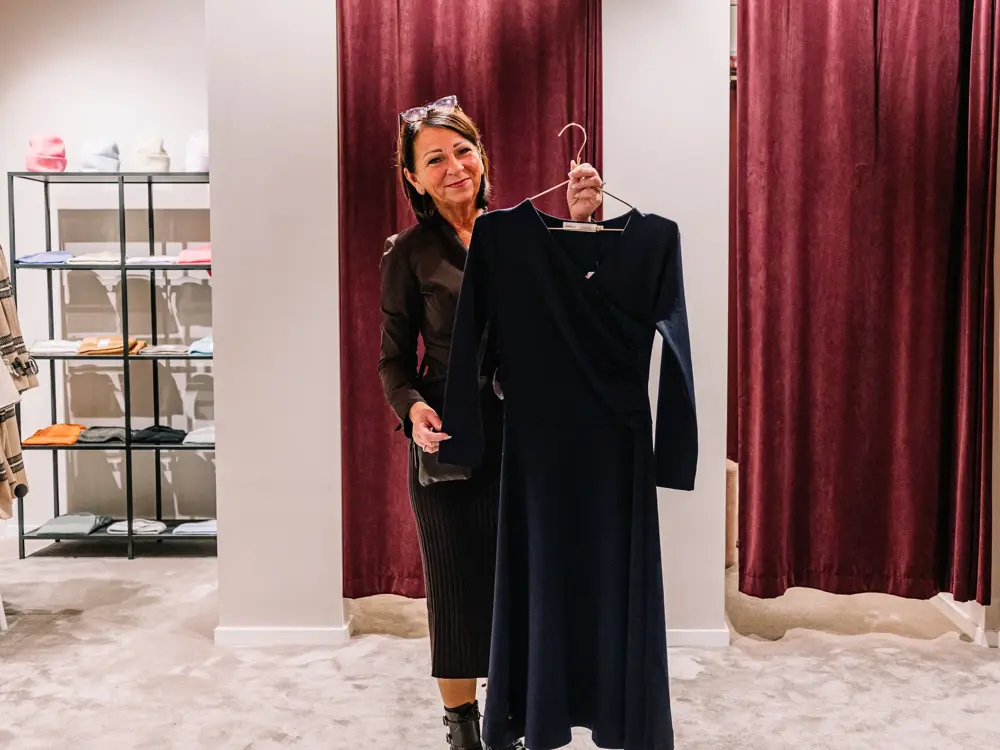 Siv Personal Shopper som viser frem plagg