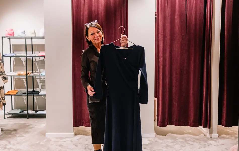 Siv Personal Shopper som viser frem plagg