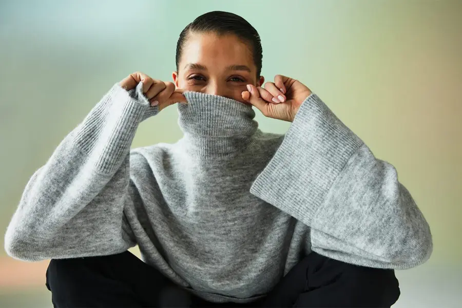 dame med grå genser og sort bukse