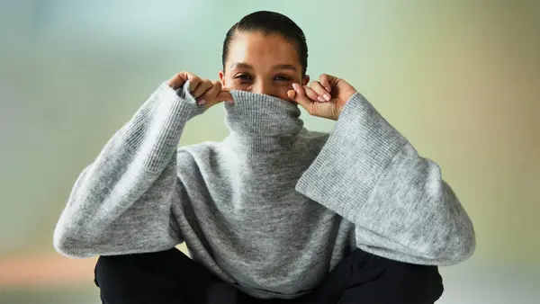 dame med grå genser og sort bukse