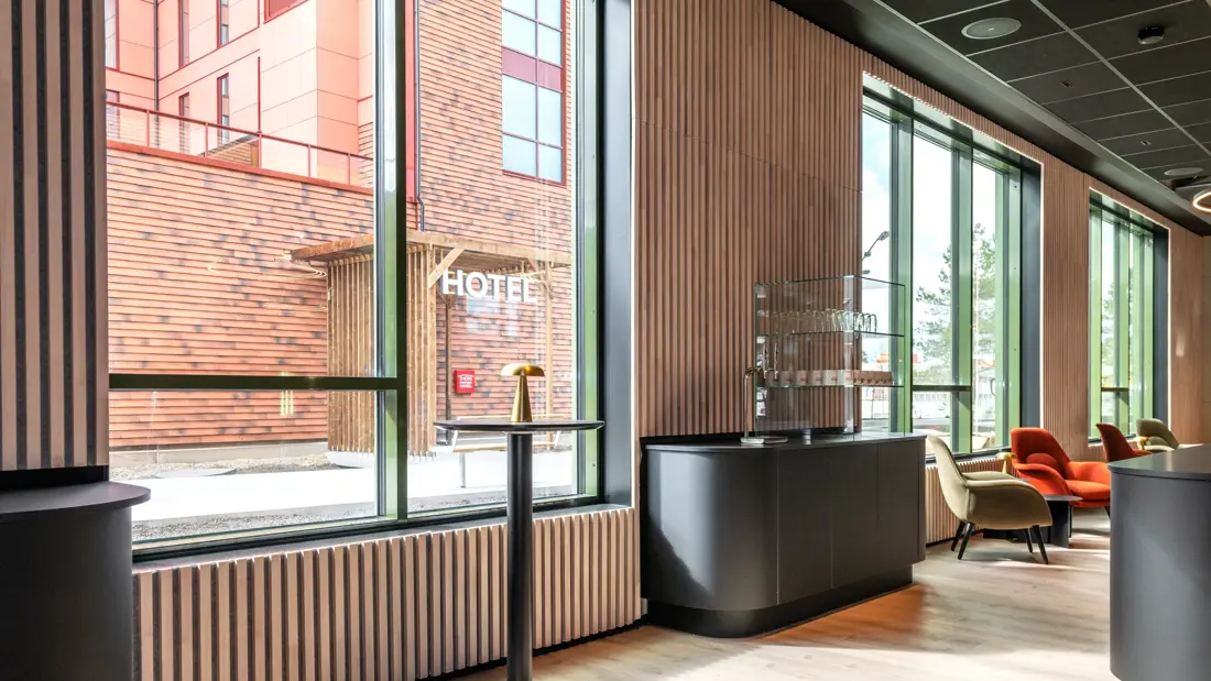 Område i lobby med høybord og noen sitteplasser