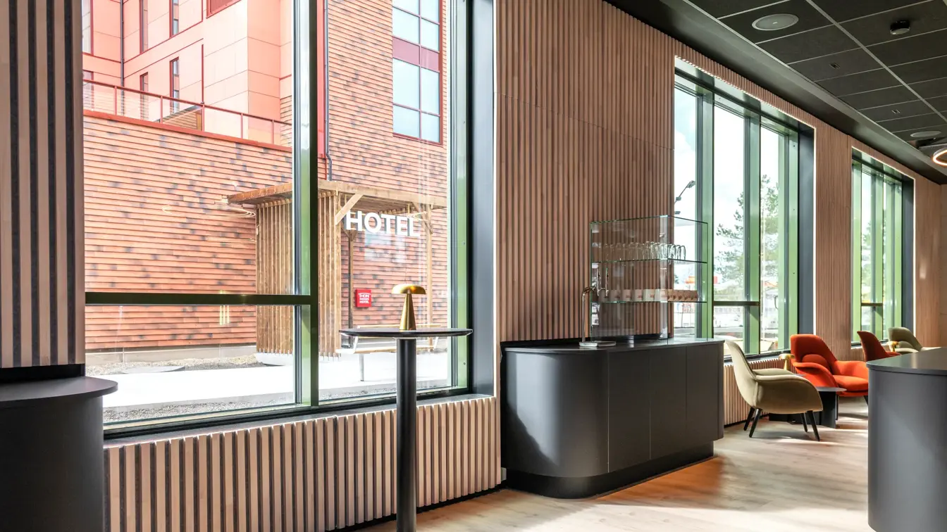 Område i lobby med høybord og noen sitteplasser