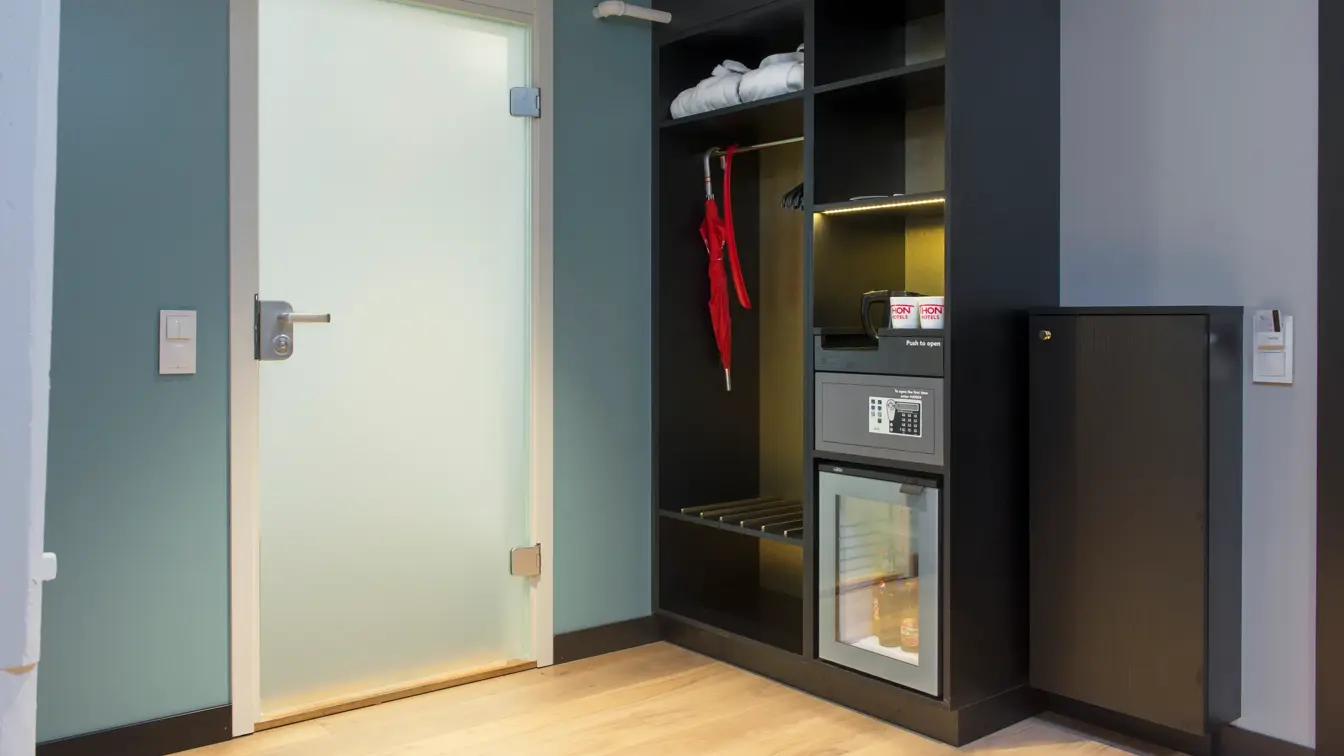 Inngangsdør og garderobeskap på buisness room på Thon hotel Terminus i Oslo sentrum nær Jernbanetorget