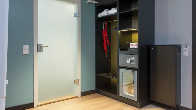 Inngangsdør og garderobeskap på buisness room på Thon hotel Terminus i Oslo sentrum nær Jernbanetorget