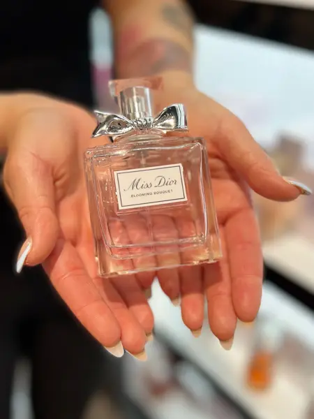 To hender holder parfymen Miss Dior