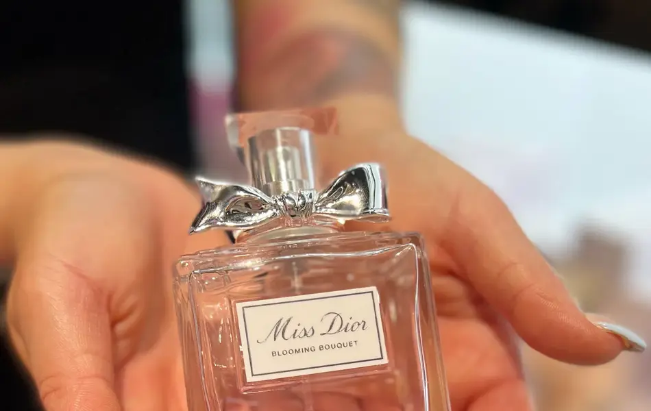 To hender holder parfymen Miss Dior