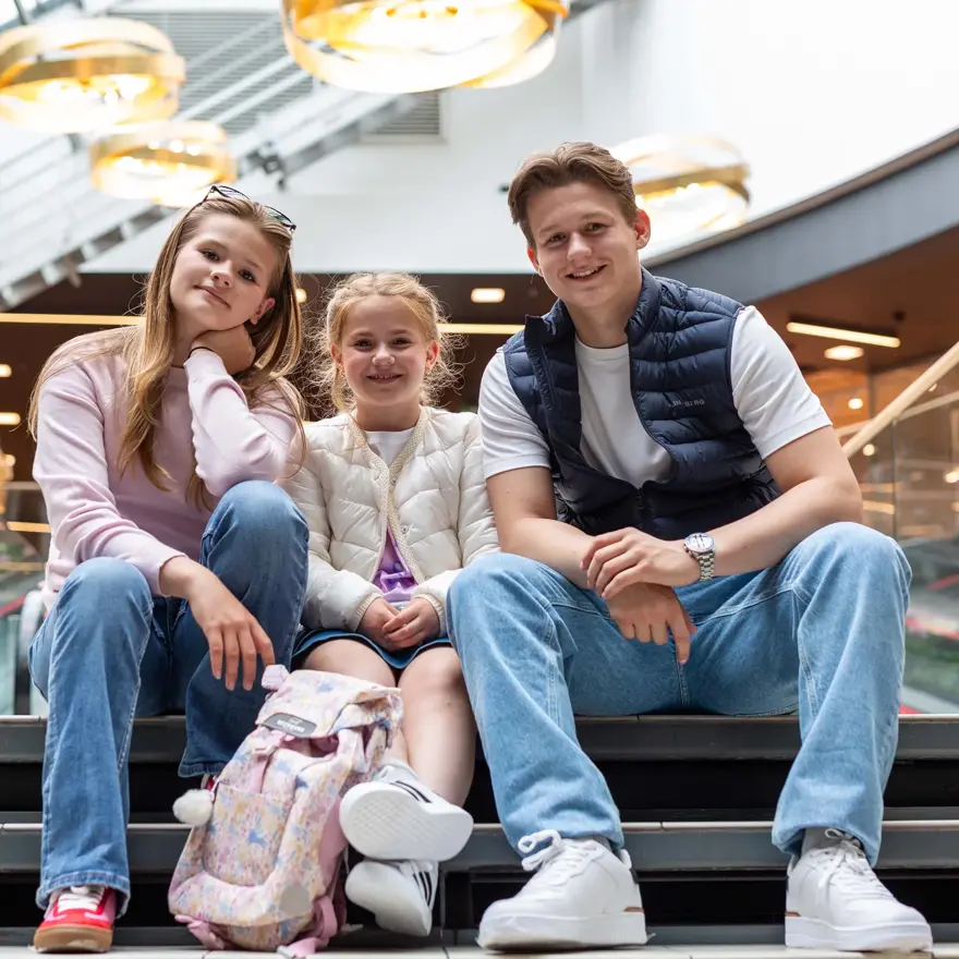 Bilde av barn i klær til skolestart