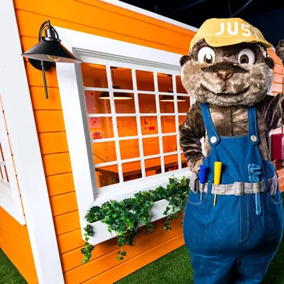 Justby lekerom på Sørlandssenteret med maskot