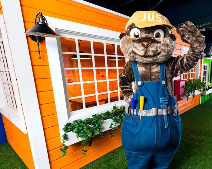 Justby lekerom på Sørlandssenteret med maskot