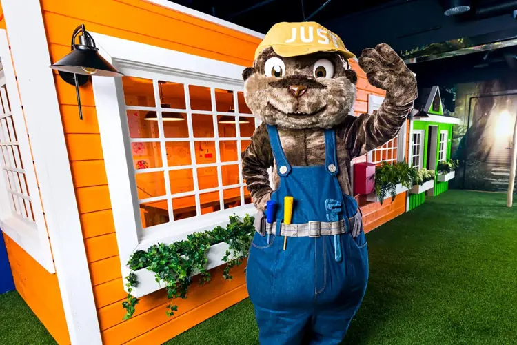 Justby lekerom på Sørlandssenteret med maskot