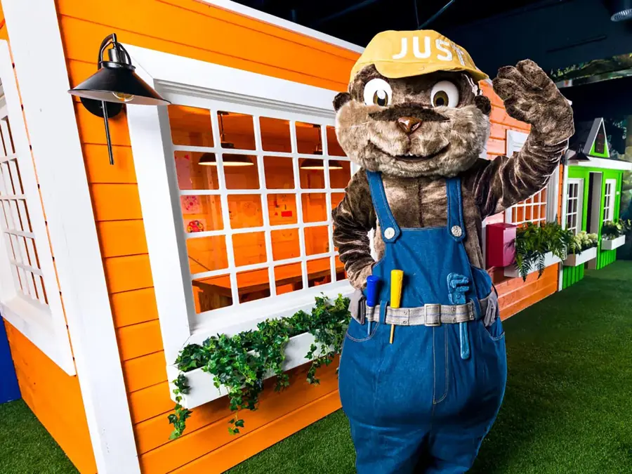 Justby lekerom på Sørlandssenteret med maskot