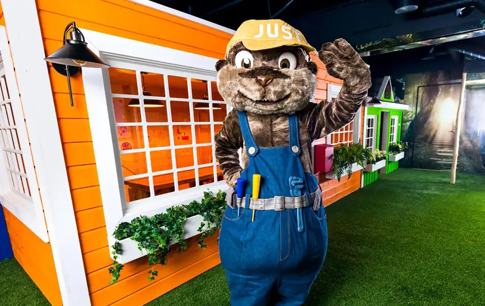 Justby lekerom på Sørlandssenteret med maskot