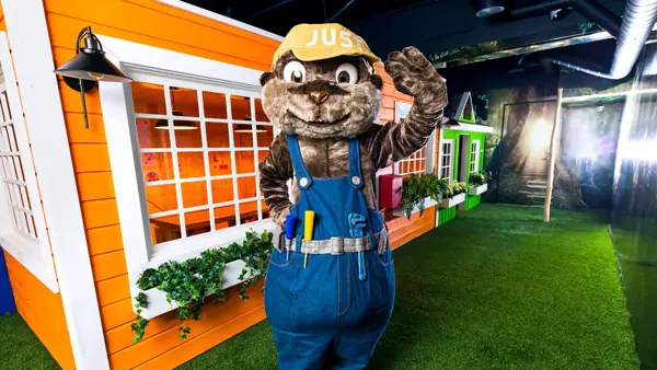 Justby lekerom på Sørlandssenteret med maskot