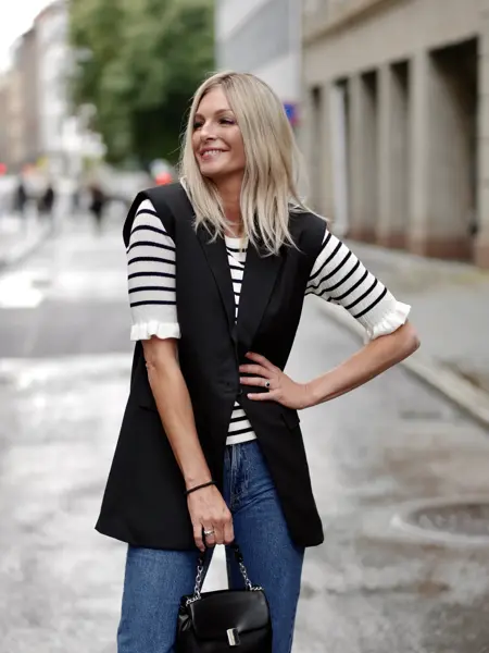 Bilde av kvinnelig modell utendørs på fortau.