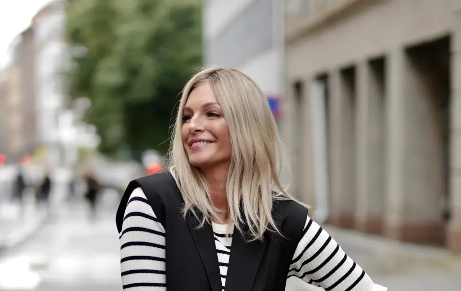 Bilde av kvinnelig modell utendørs på fortau.