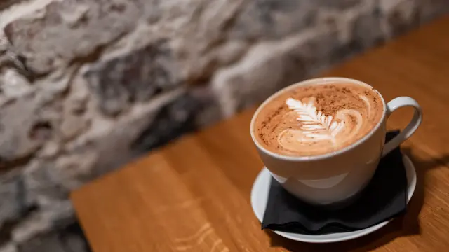 kaffekopp med fint mønster i skummet