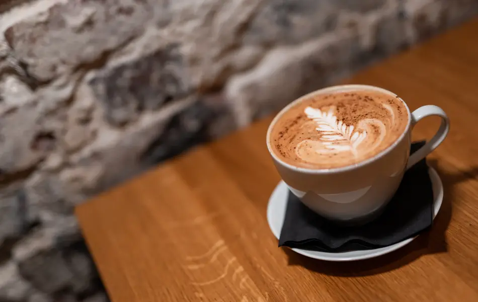 kaffekopp med fint mønster i skummet