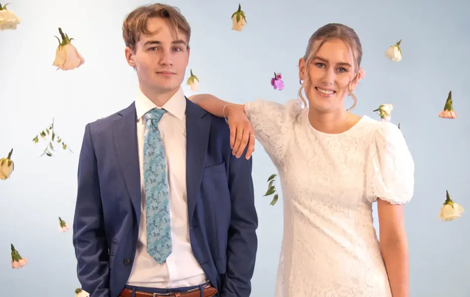 Dame som lener seg på en mann