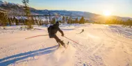 Bilde av to som står på slalom på Turufjell.
