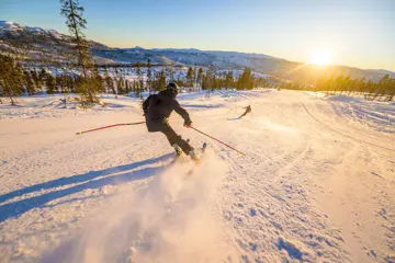 Bilde av to som står på slalom på Turufjell.
