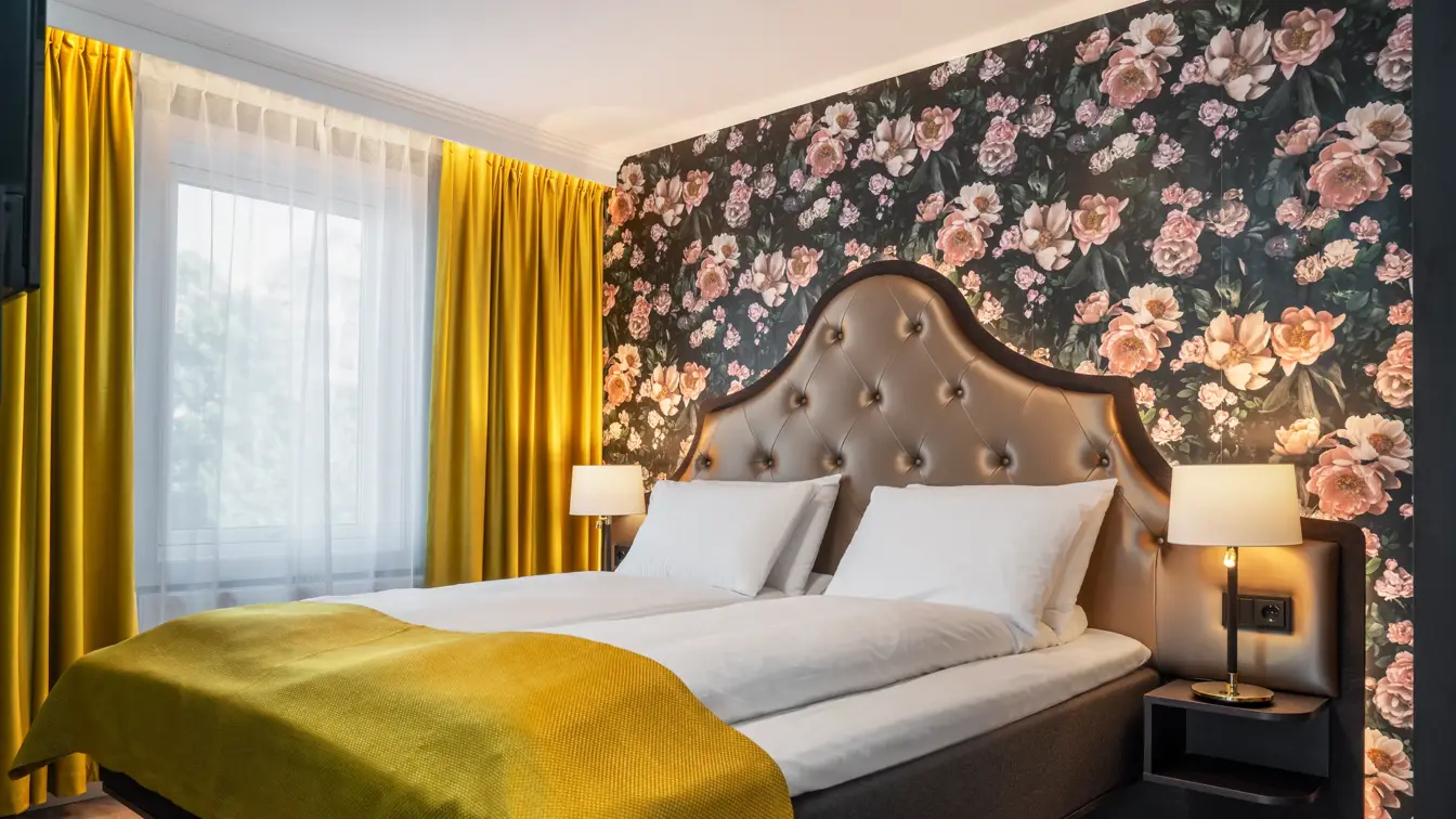 Blomstertapetvegg, dobbeltseng, vindu, gule gardiner