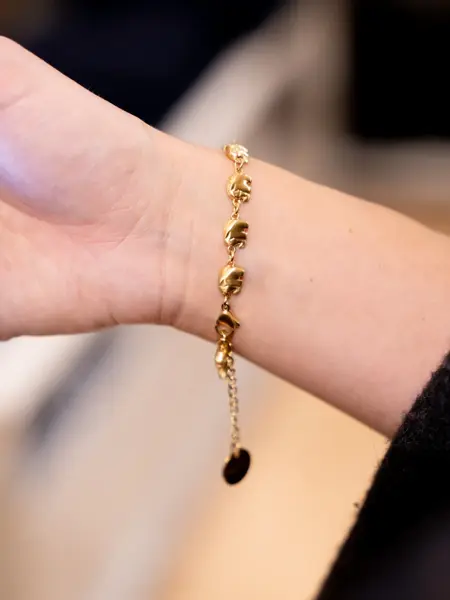 gullarmbånd med små elefanter