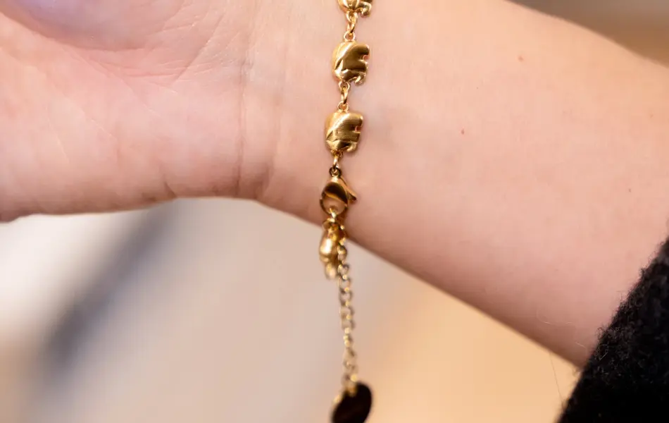 gullarmbånd med små elefanter