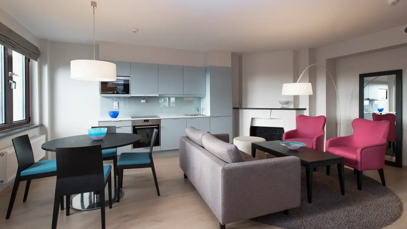 Kjøkken og sitteplasser på juniorsuite på Thon Hotel Slottsparken i Oslo sentrum rett ved Karl Johan