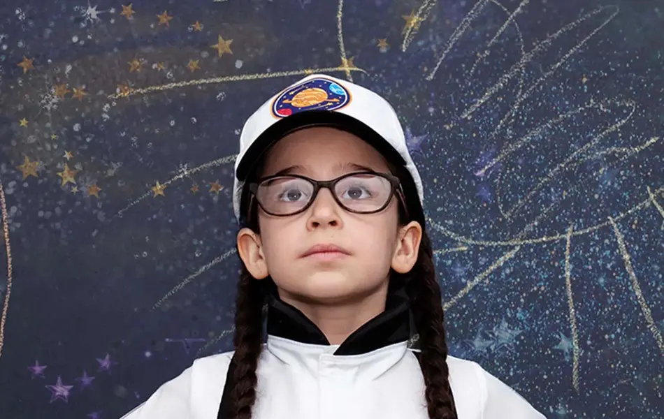 Barn kledd ut som astronaut