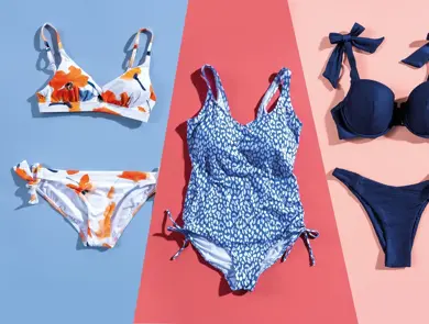 Blomstrete bikini, blåspraglete badedrakt og blå bikini på rosa og blå bakgrunn