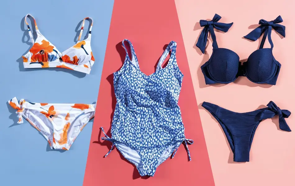 Blomstrete bikini, blåspraglete badedrakt og blå bikini på rosa og blå bakgrunn